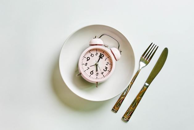Fasting or intermittent fasting (IF) appears to be very popular these days. The term frequently crops up in association with ketogenic as well as low-carb diets and is often also advocated by alternative medicine practitioners for various conditions. But is enthusiasm about