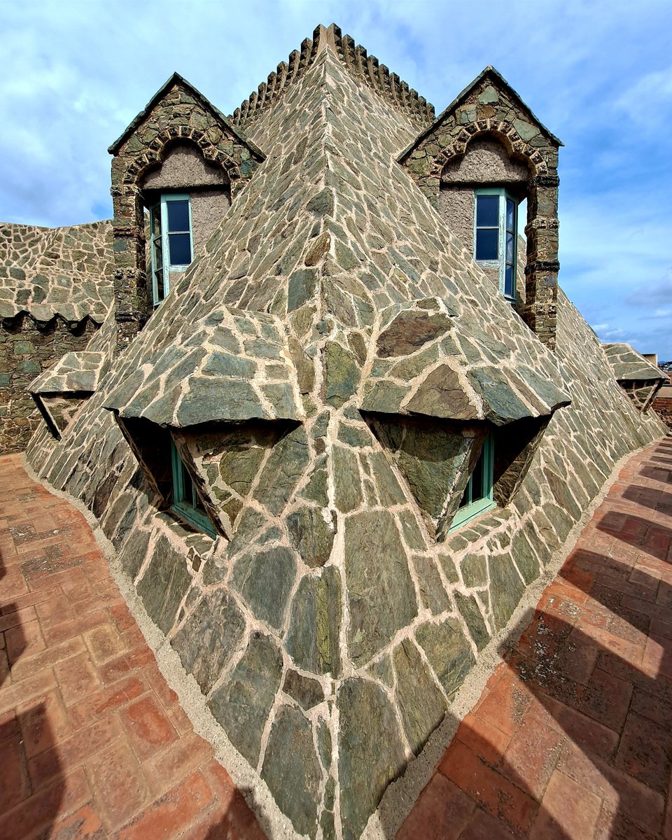 La Torre Bellesguard t'espera! Vine a conèixer una de les obres més màgiques de Gaudí. Oberts de dimarts a diumenge, de 10:00 a 15:00  Audioguies disponibles tots els dies. Visites guiades de dijous a diumenge.  Reserva la teva entrada i consulta més informació a la nostra web!