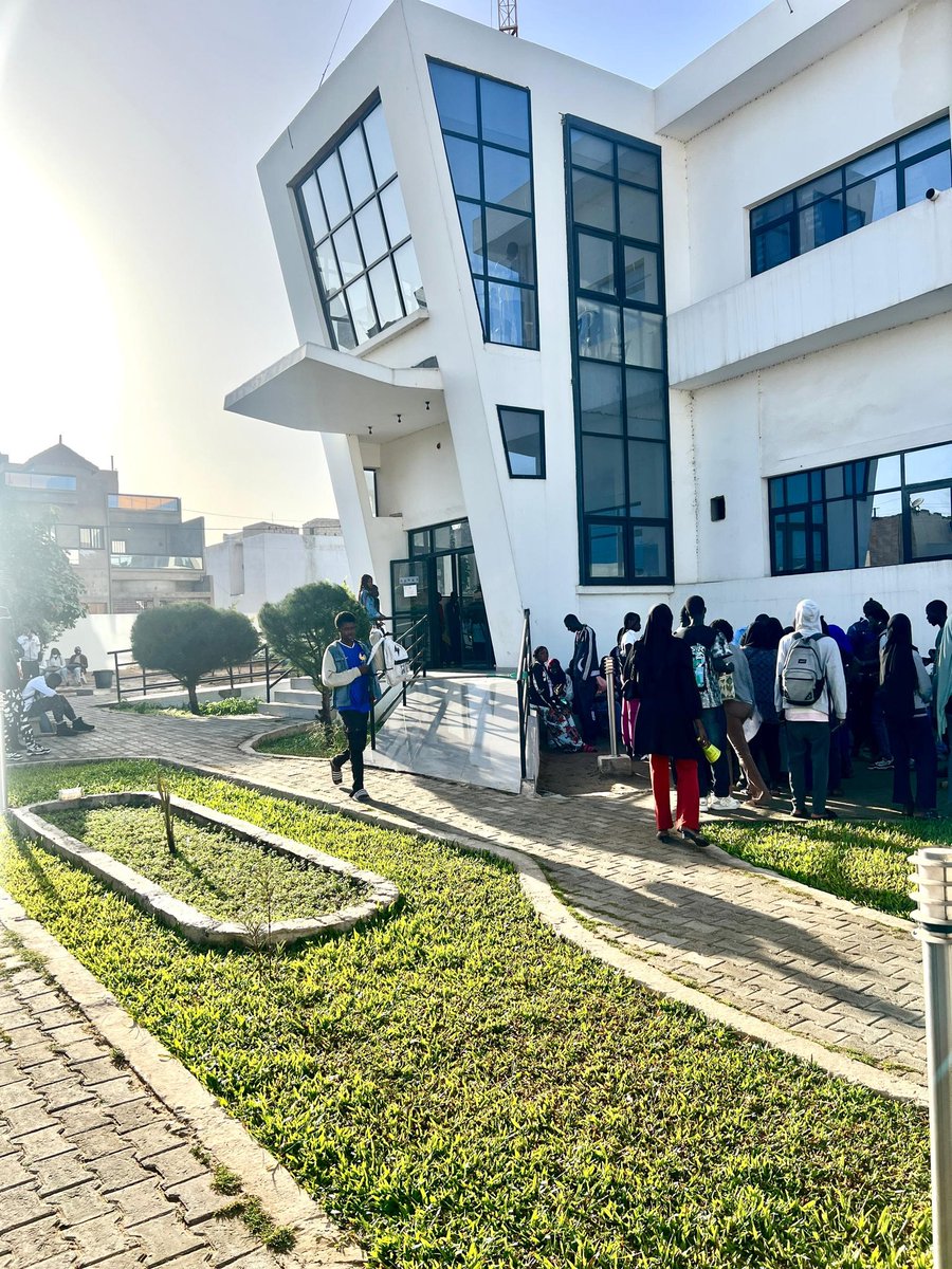 marieangdiouf's tweet photo. [#Doleances]

Lors de ma visite à  Université numérique Cheikh Hamidou KANE - @unchk_sn  de Keur Massar , j’ai eu l’opportunité de visiter les lieux et d’échanger avec les autorités et les étudiants, via la présidente et le secrétaire général du BENO. Voici les points clés soulevés lors de ces échanges, ainsi que les propositions de solutions :

𝟏. 𝐔𝐧 𝐞𝐬𝐩𝐚𝐜𝐞 𝐬𝐩𝐚𝐜𝐢𝐞𝐮𝐱, 𝐦𝐚𝐢𝐬 𝐢𝐧𝐬𝐮𝐟𝐟𝐢𝐬𝐚𝐧𝐭 🏢
   - Le bâtiment de l'ENO est spacieux, mais peine à contenir la forte demande des étudiants, surtout en début d'année académique, où certains cours transversaux se donnent en présentiel.

𝟐. 𝐃𝐨𝐥𝐞́𝐚𝐧𝐜𝐞𝐬 𝐞𝐭 𝐬𝐨𝐥𝐮𝐭𝐢𝐨𝐧𝐬 𝐩𝐫𝐨𝐩𝐨𝐬𝐞́𝐞𝐬📝
   - 𝐌𝐚𝐧𝐪𝐮𝐞 𝐝’𝐞́𝐪𝐮𝐢𝐩𝐞𝐦𝐞𝐧𝐭𝐬 𝐢𝐧𝐟𝐨𝐫𝐦𝐚𝐭𝐢𝐪𝐮𝐞𝐬 💻 : Les étudiants ont exprimé leur besoin urgent de plus de matériel informatique pour un enseignement de qualité. 
     - 𝐏𝐫𝐨𝐩𝐨𝐬𝐢𝐭𝐢𝐨𝐧 : Demander une dotation suffisante en ordinateurs et accessoires auprès du MESRI. Une doléance que je vais porter auprès de la tutelle, en particulier dans le cadre de la loi de finances initiale 2026.
   
   - 𝐀𝐜𝐜𝐞𝐬𝐬𝐢𝐛𝐢𝐥𝐢𝐭𝐞́ 𝐞𝐭 𝐬𝐞́𝐜𝐮𝐫𝐢𝐭𝐞́🚔 : L'inaccessibilité de la zone et l'insécurité liée à l'environnement sont des problèmes majeurs.
     - 𝐏𝐫𝐨𝐩𝐨𝐬𝐢𝐭𝐢𝐨𝐧 : Mettre en place des lignes de bus dédiées pour faciliter le trajet jusqu'à l'ENO et améliorer la sécurité de la zone.

   - 𝐏𝐫𝐨𝐛𝐥𝐞̀𝐦𝐞𝐬 𝐞𝐧𝐯𝐢𝐫𝐨𝐧𝐧𝐞𝐦𝐞𝐧𝐭𝐚𝐮𝐱🌍 : La pollution causée par la décharge de Mbeubeuss affecte la qualité de vie des étudiants et de la communauté.
- 𝐏𝐫𝐨𝐩𝐨𝐬𝐢𝐭𝐢𝐨𝐧: Sensibilisation et collaboration avec les autorités locales pour une gestion plus efficace des déchets.

  - 𝐈𝐧𝐬𝐞𝐫𝐭𝐢𝐨𝐧 𝐩𝐫𝐨𝐟𝐞𝐬𝐬𝐢𝐨𝐧𝐧𝐞𝐥𝐥𝐞 💼 : 
La question de l’insertion des étudiants dans le monde du travail a été soulevée, avec une forte demande de partenariats pour des projets d’incubation.
     - 𝐏𝐫𝐨𝐩𝐨𝐬𝐢𝐭𝐢𝐨𝐧 : Un partenariat avec le PROMOGEP pour des projets d’incubation dans la zone de Mbeubeuss, facilité par un système de tutoriels entre étudiants (anciens et nouveaux).

3. 𝐄𝐧𝐠𝐚𝐠𝐞𝐦𝐞𝐧𝐭 𝐩𝐨𝐮𝐫 𝐮𝐧𝐞 𝐞́𝐝𝐮𝐜𝐚𝐭𝐢𝐨𝐧 𝐝𝐞 𝐪𝐮𝐚𝐥𝐢𝐭𝐞́ 🎯

   - En tant que députée et représentante du peuple, je m'engage à accompagner l'ENO et le BENO dans leur quête pour offrir un enseignement de qualité à nos jeunes. L’objectif est de contribuer à la formation d’un capital humain compétent et prêt à relever les défis du développement de notre pays.
