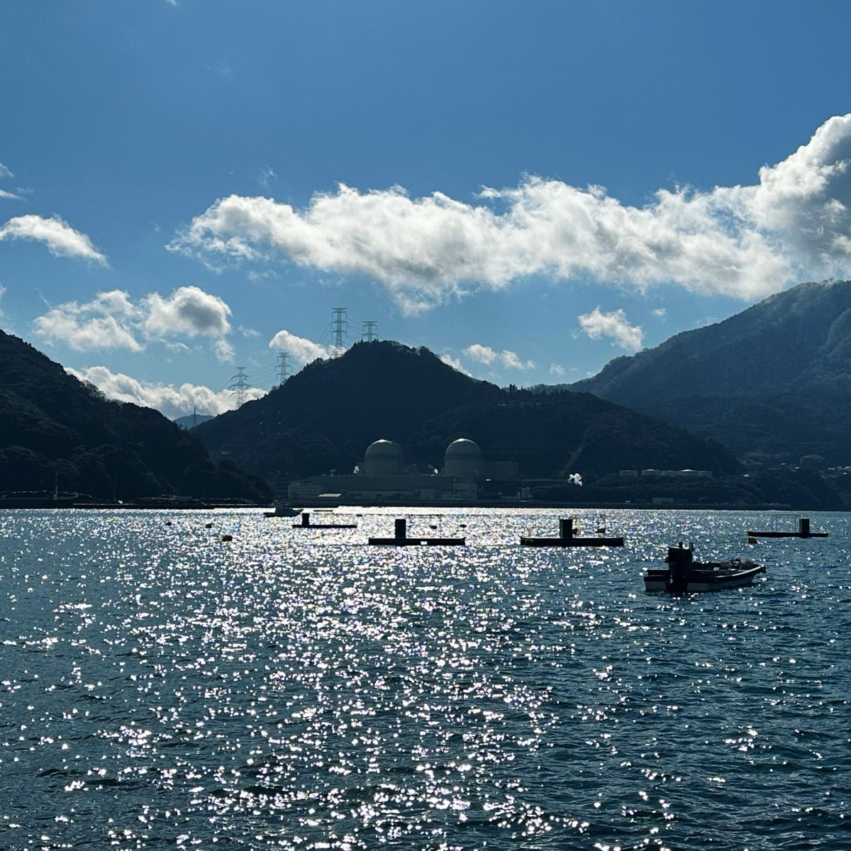高浜原発地域の排水の影響で海水温が上昇し、多発するウニ・ガンガゼ。採捕、飼育、試食したのちの”殻”を加工して水切り石にし、貧栄養化する海へのケアと供養の営みとして、水切りをしてきました。
都市から海をケアする循環をつくる実験プロジェクトです。