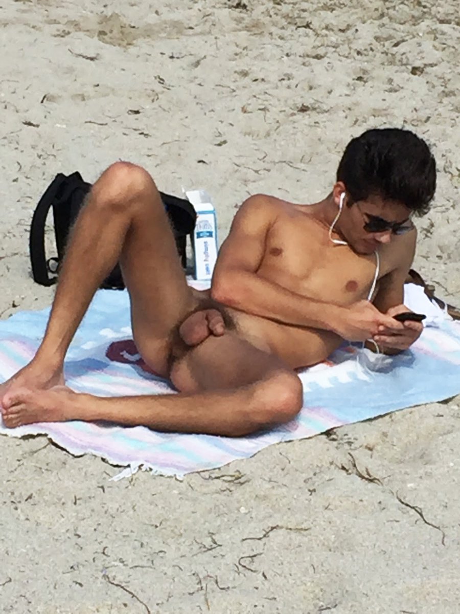 SilverString44's tweet photo. Nudism 1 https://t.co/EgQmgugiue