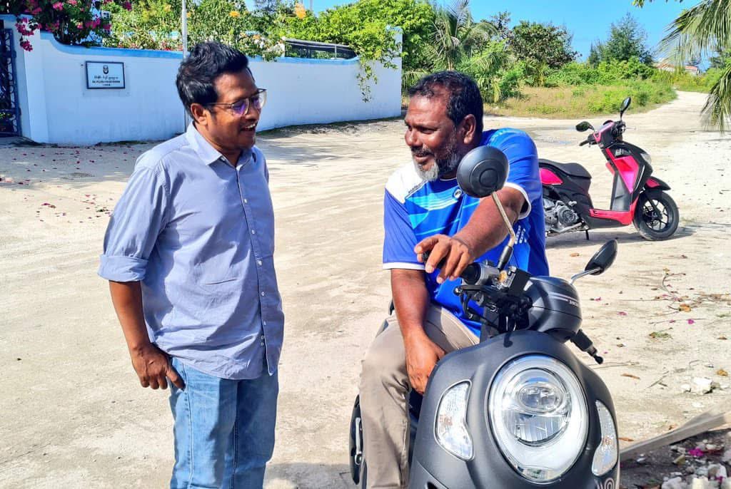 AbbasAthee20086's tweet photo. ޒުވާން އުމުރުގަ މަޖިލިސް ތިން ދައުރު ނިއްމާލި އިރު ވެސް ވައްކަމުގެ އިނގިލި ދިއްކޮއް ނުލެވުނު މީހަކު ޑިމޮކްރެޓްސް ގެ ރައީސް ކަމައް އައުން ވާނީ ޒުވާނުން ނަައް ސިޔާސީ ގޮތުން ކުރިއައް ދާން ލިބޭނެ ހިއްވަރަކައް.
#InthiAeku
#WeTheDemocrats @Imthiyazfahmy @evattey @waddey_ https://t.co/XrmdH1tYOK
