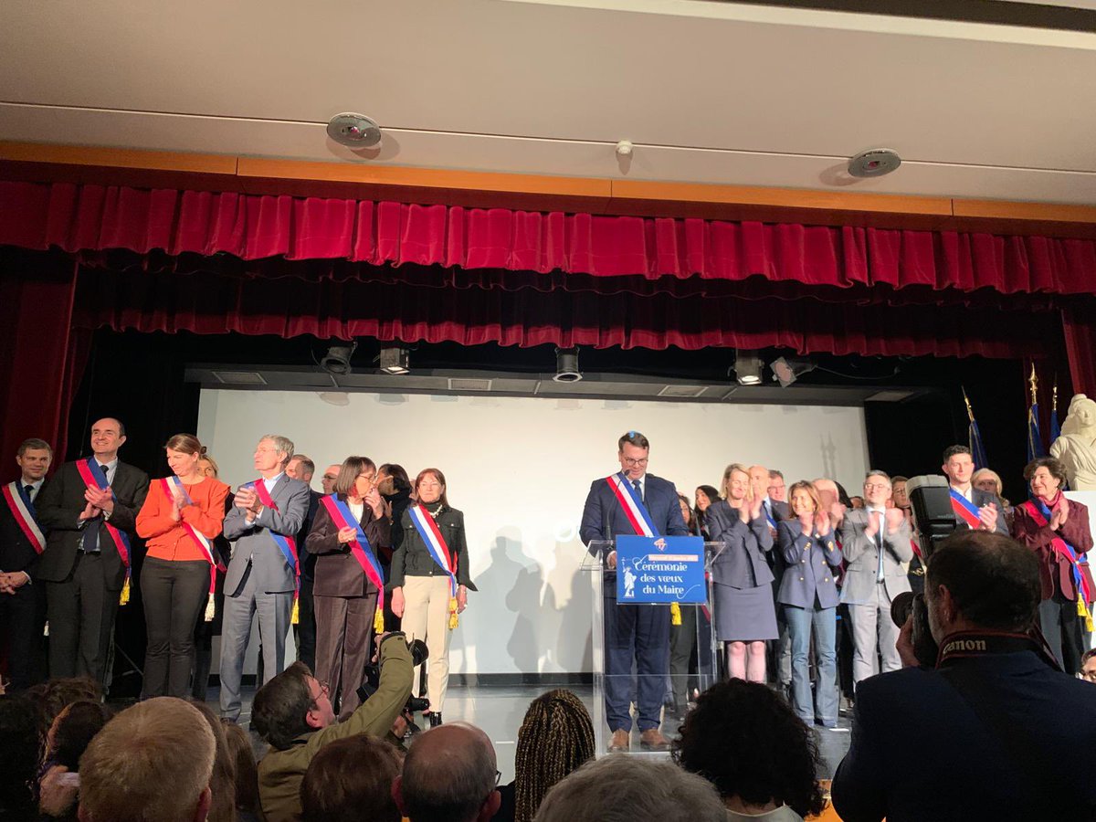 Les vœux de <a href="/Mairie17/">Mairie du 17e</a> sont un moment de partage républicain. En 2024, nous avons réussi l’impossible avec les Jeux olympiques et paralympiques puis Notre Dame. Notre vœu pour 2025, c’est de lancer la couverture végétalisée des voies ferrées aux Batignolles