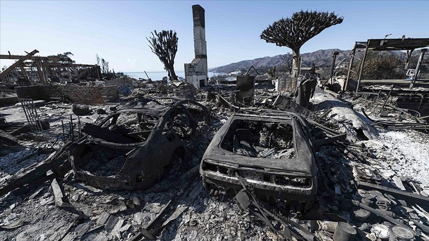 ilkzirvetv's tweet image. Abd'li yetkililer, California eyaletinin Los Angeles kenti ve çevresinde 10 gündür devam eden yangınlara müdahalenin gelecek hafta ülkeyi vurması beklenen Santa Ana rüzgarları nedeniyle zorlaşabileceğini bildirdi. #abd #losangeles #yangın #kasırga #rüzgar #çevre #california #ülke