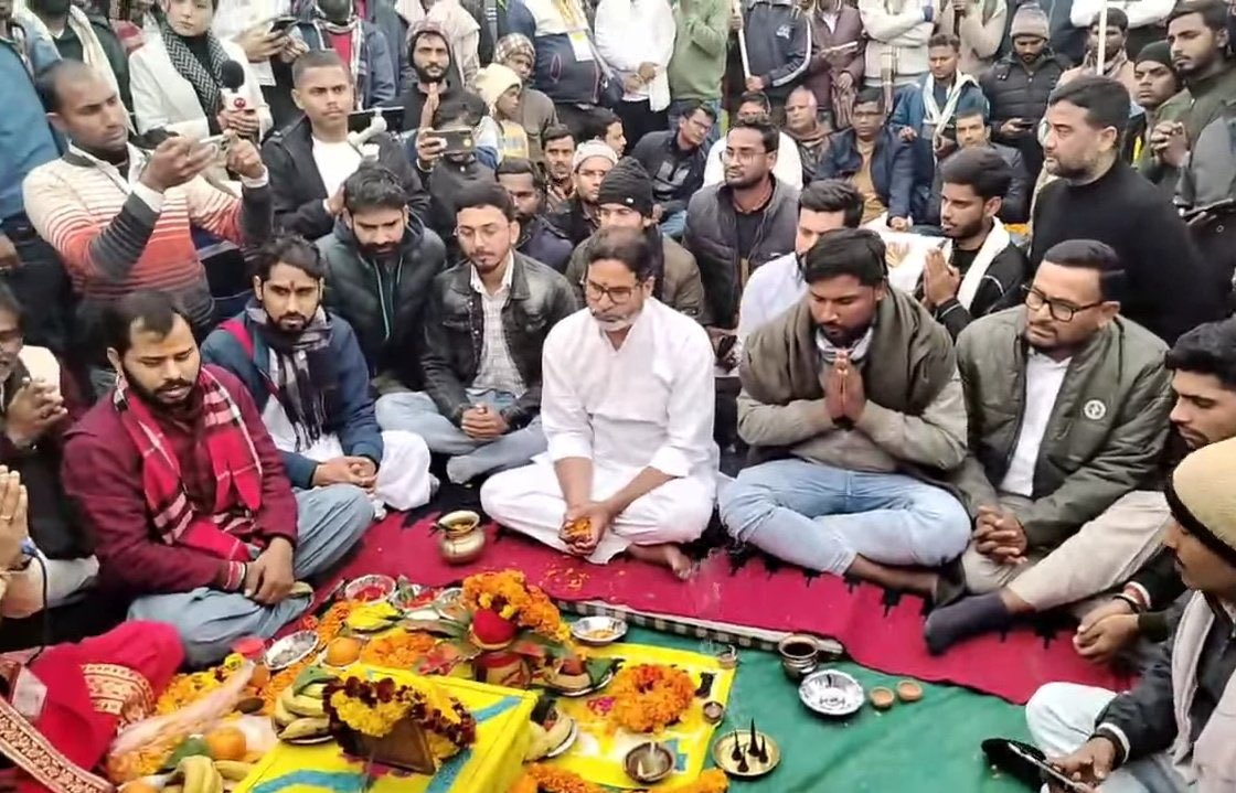 PrabhatSinghX's tweet image. बीपीएससी छात्रों के साथ प्रशांत किशोर जी हवन करते हुए I

#BPSC70thexam #BPSCProtest #BPSCReExamForAll #PrashantKishor_BPSCProtest