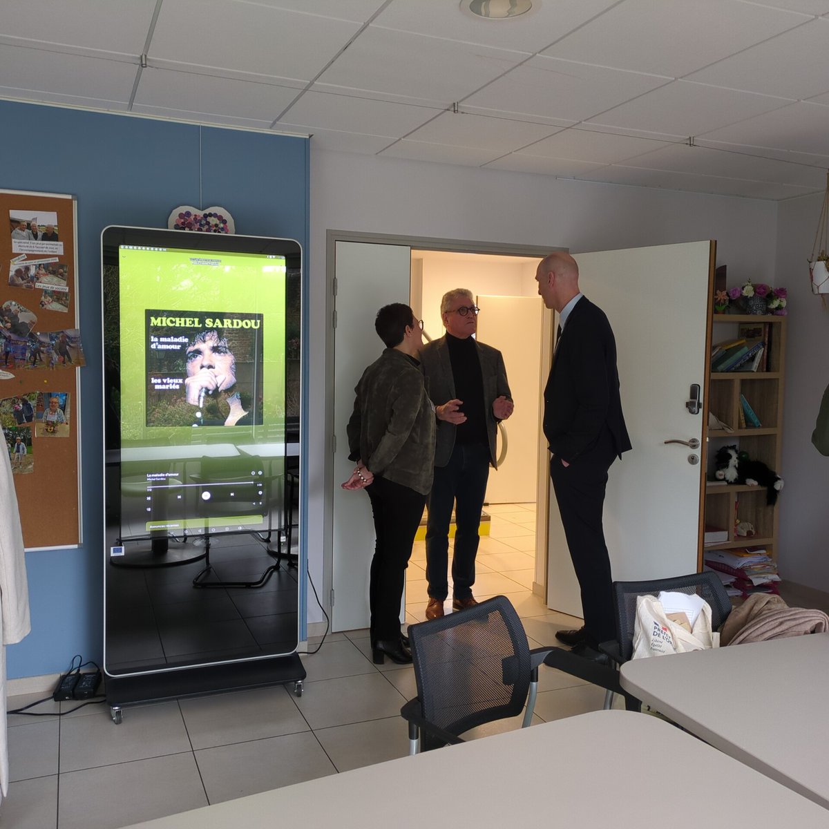 À l'occasion de la visite de la Ministre de la Santé et du Travail à Flers, Catherine Vautrin, la maison des aidants UNA se prépare à l'arrivée de la ministre.
Occasion pour l'établissement de mettre en avant son accompagnement auprès des aidants et des aidés.
Le tout en musique