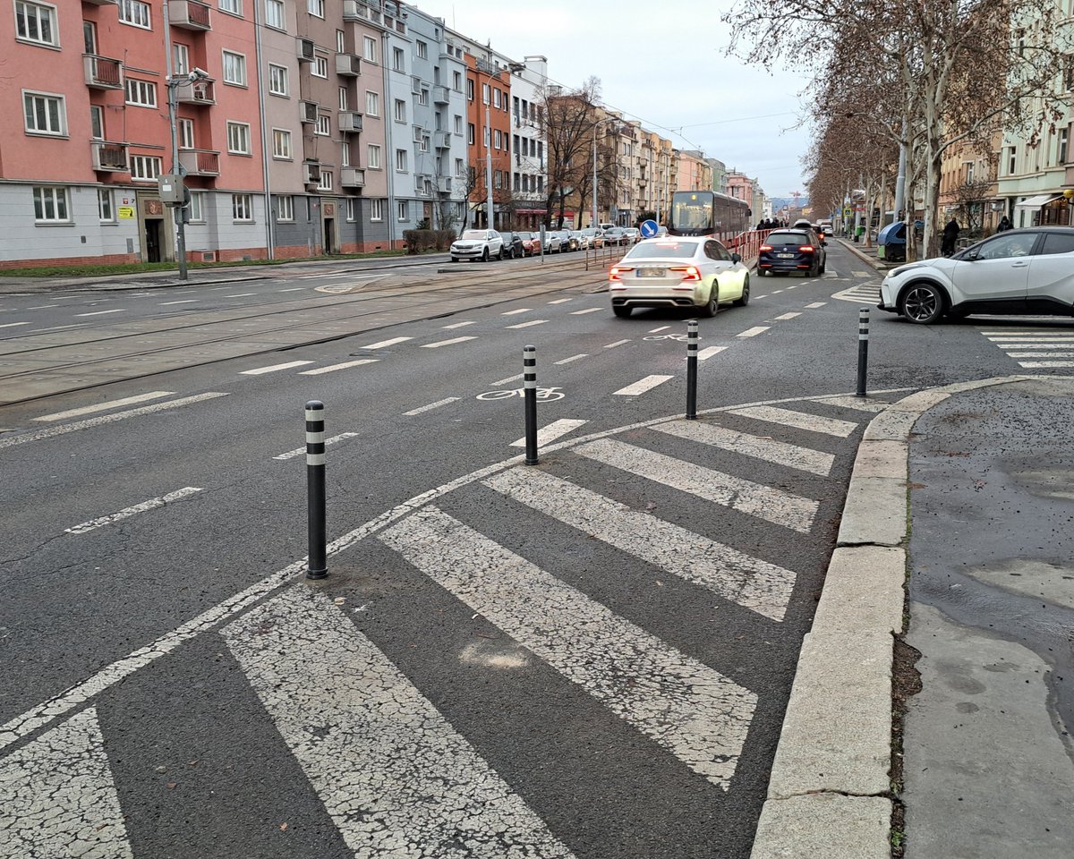 Nové antiparkovací sloupky na Hartigově u Vozovny a Strážní. Argument "nemůžeme, to bysme museli dát sloupky všude" překonán. Kde jinde chránit bezpečnost než na hlavní ulici s tramvají!?