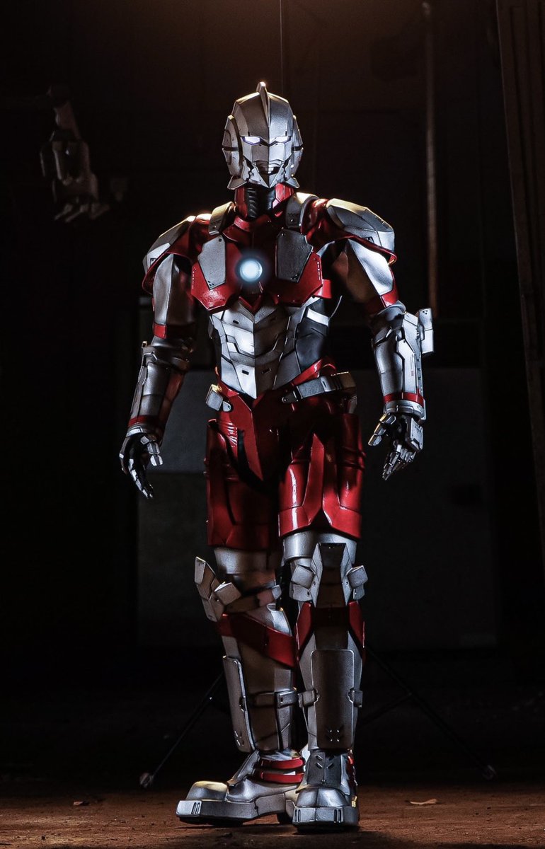 ULTRAMAN SUITの電飾は昼間の屋外イベントでもちゃんと発光して見えるように改良したんだけど、逆に夜は光が強過ぎて被写体としてはあまり良くない気がする。
目の輪郭がはっきりしてる方が自分のイメージに近い　写真→
マスクだけ光量落とすか迷うなー
カメラ側の設定でなんとかなるのかな