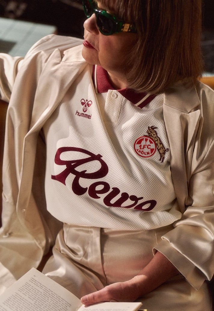 𝐂𝐚𝐧 𝐰𝐞 𝐭𝐚𝐤𝐞 𝐚 𝐦𝐨𝐦𝐞𝐧𝐭 𝐭𝐨 𝐚𝐩𝐩𝐫𝐞𝐜𝐢𝐚𝐭𝐞 𝐭𝐡𝐞 𝐬𝐡𝐢𝐫𝐭 𝐛𝐮𝐭 𝐚𝐥𝐬𝐨 𝐭𝐡𝐞 𝐥𝐨𝐨𝐤! 📸

<a href="/fckoeln/">1. FC Köln</a> 🤝 <a href="/hummel1923/">hummel</a> 

Just look at the material, this shirt is smart &amp; beautiful &amp; the lady in the photo is absolutely rocking it! 😎

#hummel  #effzeh