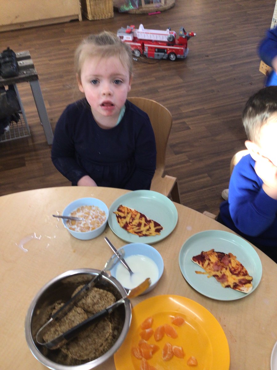 We are being busy chefs today and made our own pizzas for snack 😋