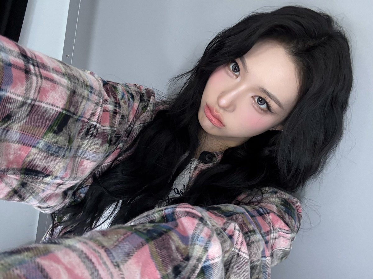S15updates's tweet photo. she's not stopping posting this🤭 https://t.co/0fsndWFHN9