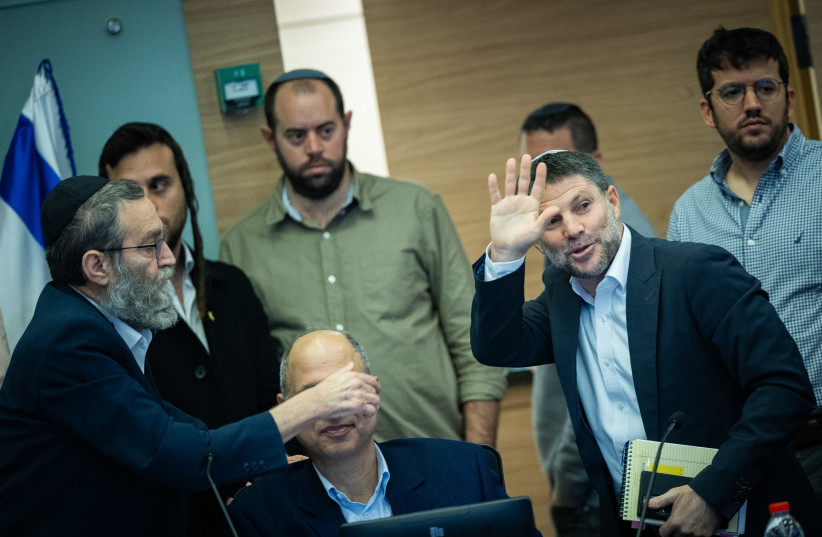 #Gazze 
Smotrich ve Ben-Gvir'in Knesset'te 13 sandalyesi var ve bu 68-MK koalisyonunu devirmeye yetiyor...Netanyahu Smotrich'i ikna etmeye çalışırken İsrail halkının meydanlara indirecek...
#NoNewsNo 
<a href="/ercanharmanci/">Ercan HARMANCI</a>