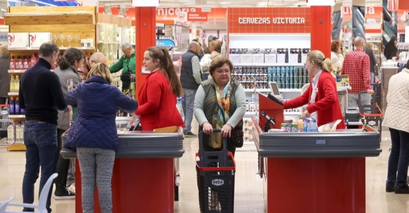 GrupoIFA's tweet photo. 🚀 Los #supermercadosregionales están en auge:
✔ Productos frescos y locales
✔ Marcas de fabricante
✔ Promociones atractivas
En Grupo IFA, consolidamos este modelo con casi un 20% de cuota en España y +82.000 empleados.
Descubre más en @abc_es @raulmasa: 👇
#IFAlidera