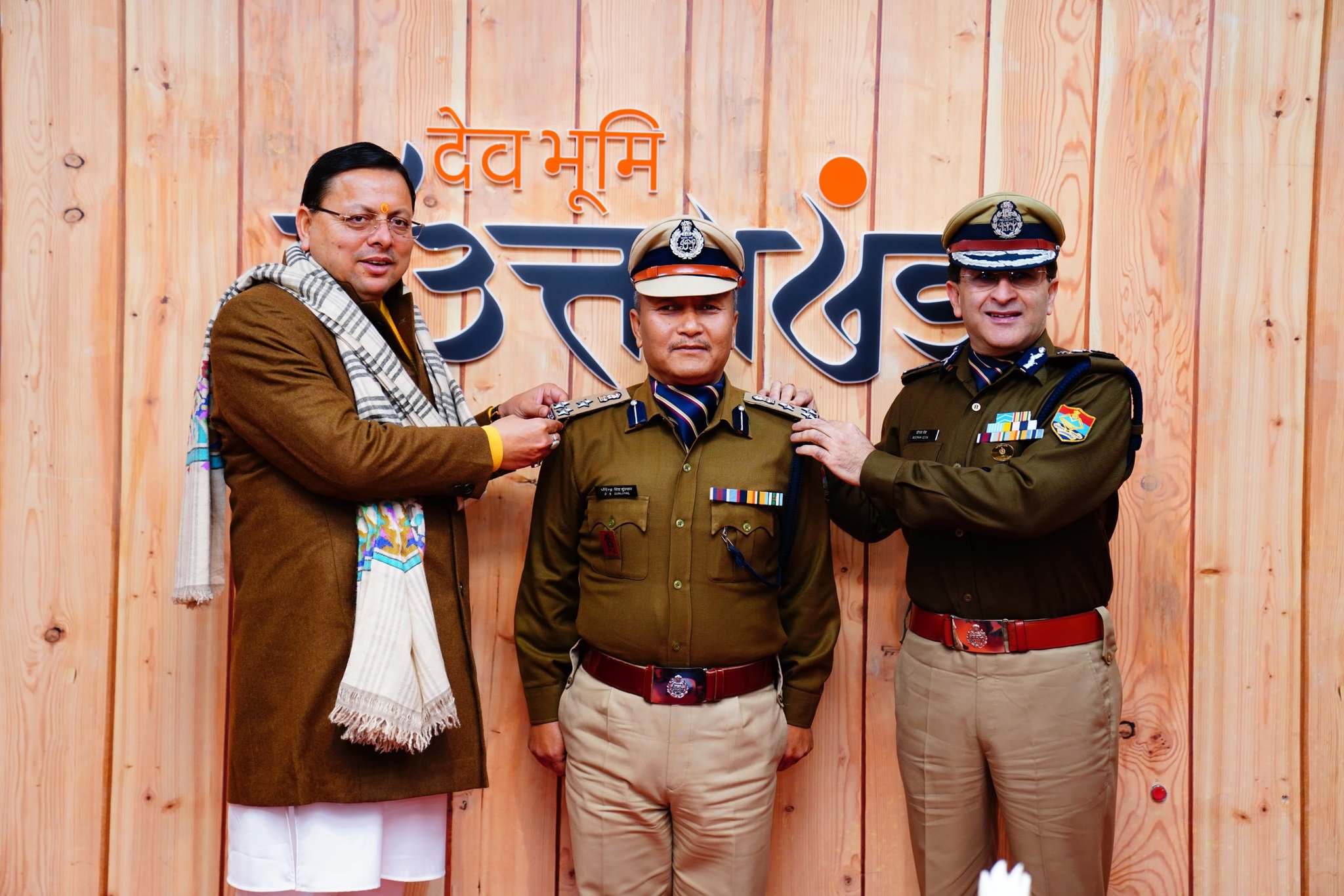 (IPS officers promoted-CM and DGP wore Badges)