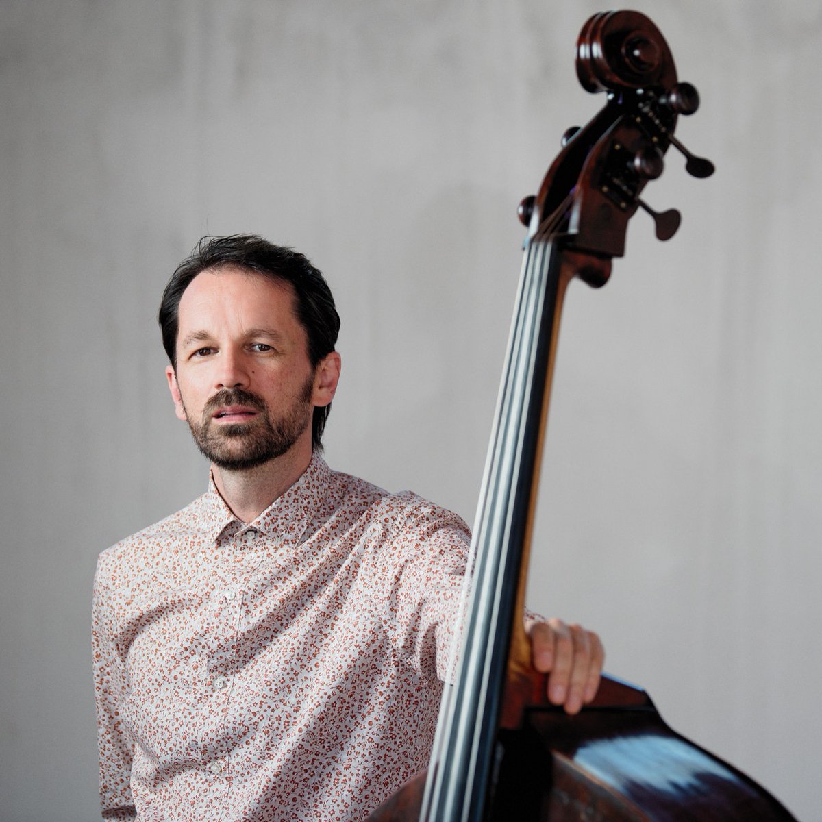 Hoy queremos felicitar al contrabajista y compositor Pablo Martín Caminero en el día de su cumpleaños. ¡Felicidades, maestro!

Te invitamos a escuchar su último sencillo, «Soleá de Gasteiz», en tu plataforma preferida.
➡️ orcd.co/pablomartincam…