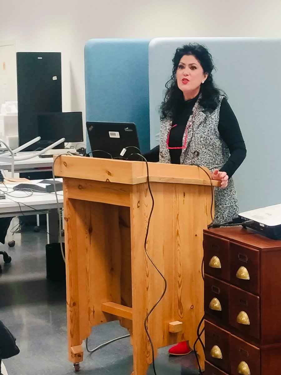 Biblioteca US (@biblioteca_us) on Twitter photo Ayer tuvo lugar la conferencia sobre la familia Machado de la mano de la periodista y escritora Eva Díaz Pérez, organizadora de la exposición "Los Machado. Retrato de Familia".
Gracias por compartir tus conocimientos y gracias también todos/as los/as asistentes.
<a href="/unisevilla/">Universidad de Sevilla</a> Ayer tuvo lugar la conferencia sobre la familia Machado de la mano de la periodista y escritora Eva Díaz Pérez, organizadora de la exposición "Los Machado. Retrato de Familia".
Gracias por compartir tus conocimientos y gracias también todos/as los/as asistentes.
<a href="/unisevilla/">Universidad de Sevilla</a>