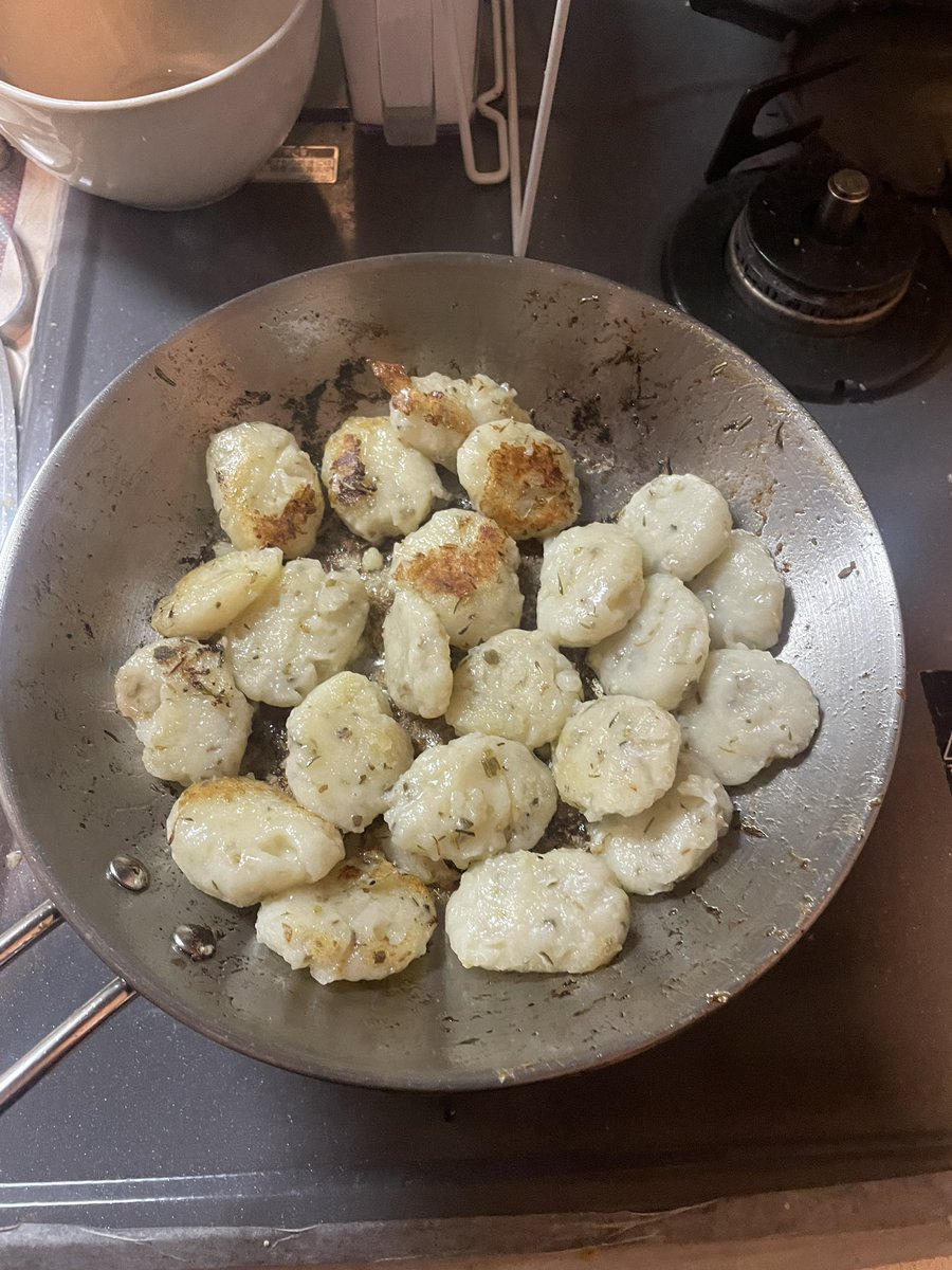 yuya_niponshu's tweet image. 日本酒のための焼きニョッキ作ってます。
ハーブをたっぷり入れてリラックス効果高めるんだ！🙆🏻‍♂️