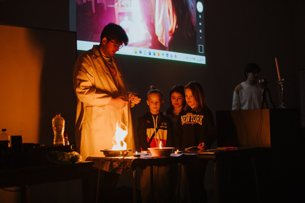 Onderzoek Arteveldehogeschool (@onderzoekahs) on Twitter photo Zondag ontdekten heel wat kinderen op de #Kinderuniversiteit van <a href="/ArteveldehsGent/">Arteveldehogeschool</a>
hoe krachtig de zon is! ☀️
Onder begeleiding van onze studenten Secundair Onderwijs volgden ze workshops rond zonne-energie, bushcrafting en glow-in-the dark kunstwerken.
©Julie Goossens Zondag ontdekten heel wat kinderen op de #Kinderuniversiteit van <a href="/ArteveldehsGent/">Arteveldehogeschool</a>
hoe krachtig de zon is! ☀️
Onder begeleiding van onze studenten Secundair Onderwijs volgden ze workshops rond zonne-energie, bushcrafting en glow-in-the dark kunstwerken.
©Julie Goossens
