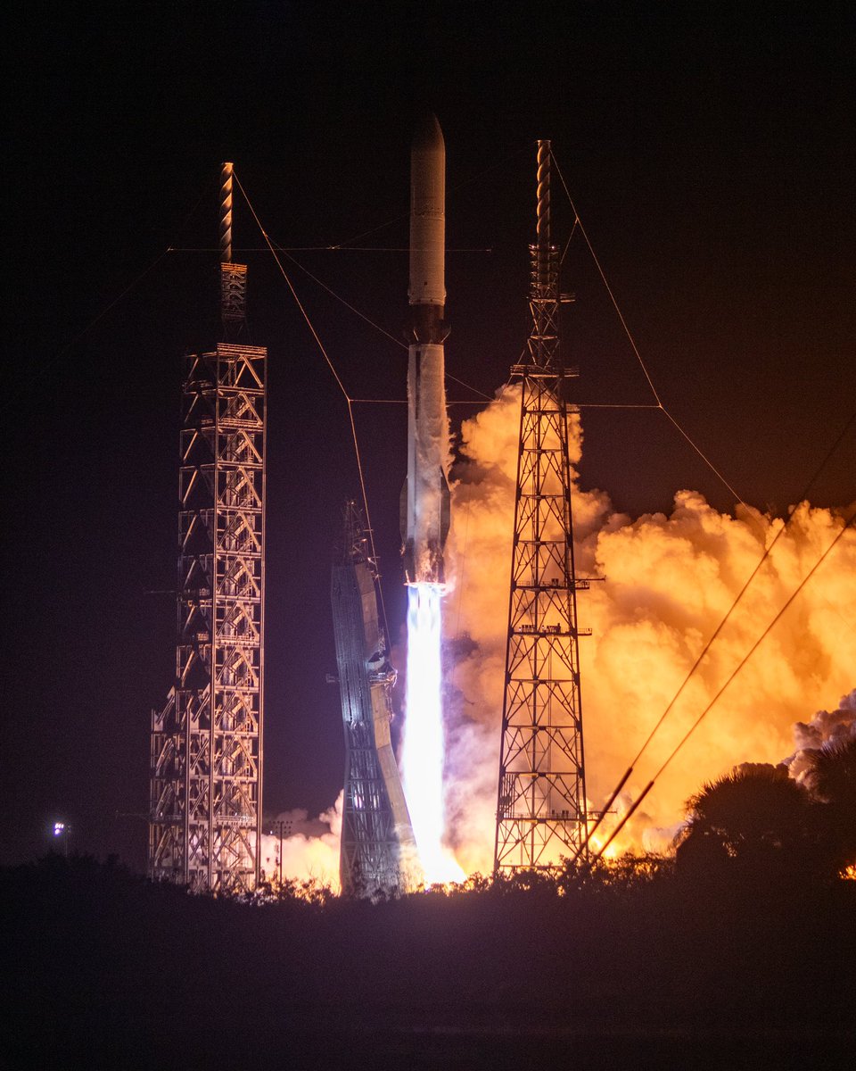 DerekdotSpace's tweet photo. New Glenn climbs away from its perch https://t.co/fOkhNf9cS0