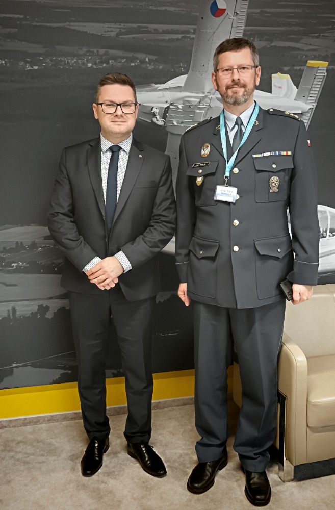 Letecká příprava posluchačů <a href="/uniobranybrno/">Univerzita obrany</a> pro Vzdušné síly <a href="/ArmadaCR/">Armáda ČR</a> je jeden z hlavních úkolů #LOMPRAHA.
S rektorem Univerzity obrany Janem Farlíkem jsme ale dnes probírali i další témata ➡️ výzkumné úkoly, vzdělávací aktivity, sdílení technologií nebo výcvik operátorů UAV. 🤝