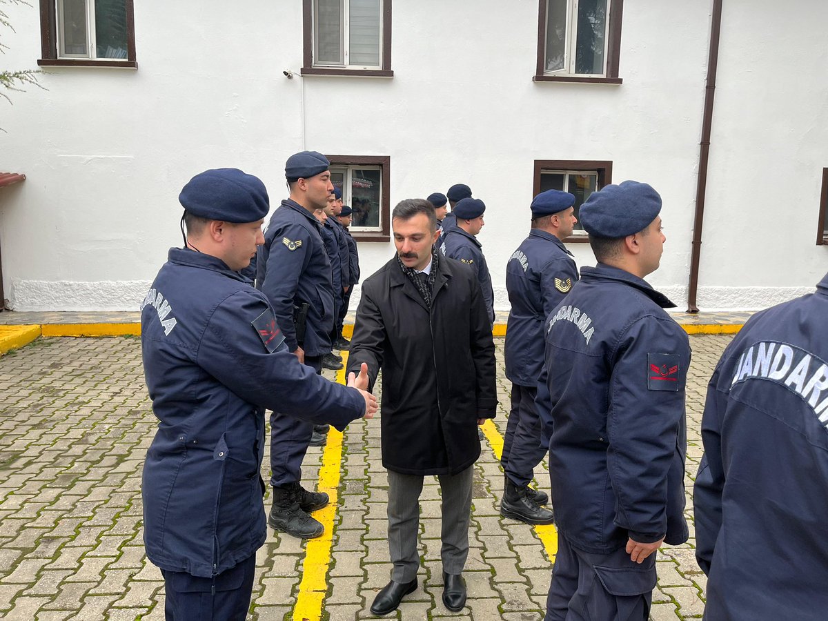TarakliKaymakam's tweet photo. İçişleri Bakanlığı Yurt Dışı Eğitim Programına katılmak üzere ilçemizdeki görev süresi sona eren Kaymakamımız Sn. Burak SERTTAŞ ( @BSerttas25 ), İlçe Jandarma Komutanlığını ziyaret ederek personelle vedalaştı. https://t.co/OceUwvFqjh