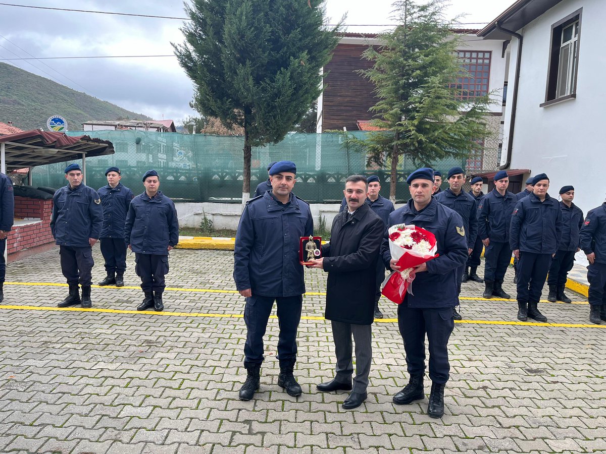 TarakliKaymakam's tweet photo. İçişleri Bakanlığı Yurt Dışı Eğitim Programına katılmak üzere ilçemizdeki görev süresi sona eren Kaymakamımız Sn. Burak SERTTAŞ ( @BSerttas25 ), İlçe Jandarma Komutanlığını ziyaret ederek personelle vedalaştı. https://t.co/OceUwvFqjh