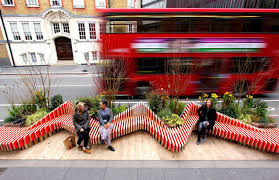 Les mesures de pacificació del trànsit provoquen una millora de la cohesió social.  Quan es pacifiquen els veïnatges, les distàncies percebudes es redueixen, ja que caminar entre llocs es transforma més factible. 

Fil sobre mobilitat 🔽