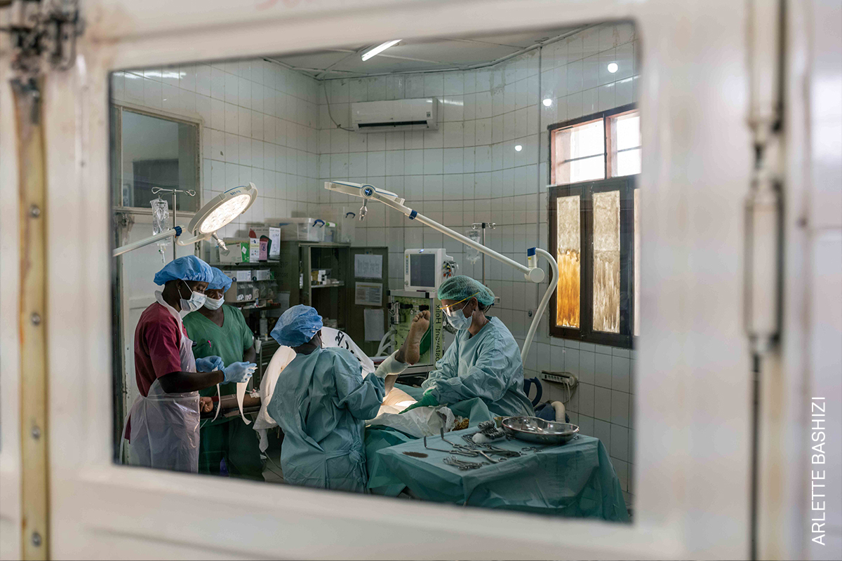 World Press Photo (@worldpressphoto) on Twitter photo Photo of the Day | ICRC surgeons treat Ndayambaje Sinamenye at CEBCA Ndosho hospital where he underwent treatment after surviving a bombing. Goma, DRC, 28 June 2024. By <a href="/ArletteBashizi/">Arlette BASHIZI</a>, 2024 Joop Swart Masterclass participant: worldpressphoto.org/education/prog… Photo of the Day | ICRC surgeons treat Ndayambaje Sinamenye at CEBCA Ndosho hospital where he underwent treatment after surviving a bombing. Goma, DRC, 28 June 2024. By <a href="/ArletteBashizi/">Arlette BASHIZI</a>, 2024 Joop Swart Masterclass participant: worldpressphoto.org/education/prog…