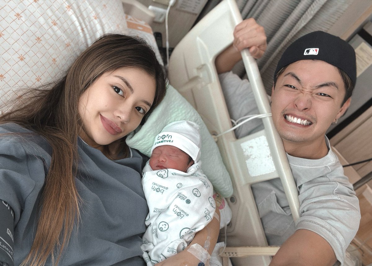 報告遅くなりました！実は
1月7日に3115g 50.5cmの
元気いっぱいな男の子を出産いたしました🩵

まさか「明日陣痛来たらおもろいな」って旦那と冗談言ってたら本当に次の日起きたら陣痛が来て、病院に行ったら破水してそのまま緊急帝王切開になりましたw
(焼肉行っといたらよかったぁ〜😂)