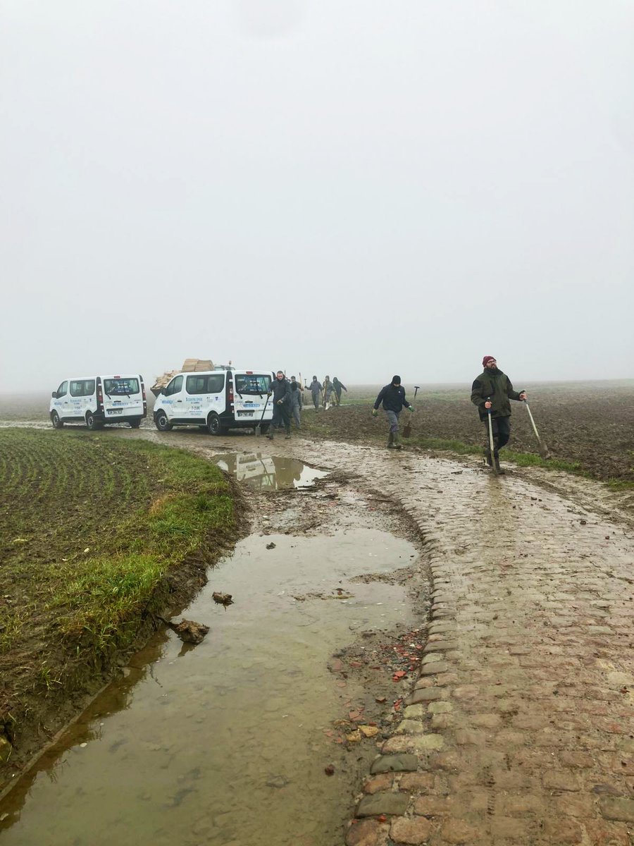 ATerlynck's tweet image. 🚧 Chantier d&apos;insertion en cours 🚧
💚280 mètres linéaires de haies plantés pour préserver la biodiversité, limiter l&apos;érosion de nos sols &amp;amp; stocker du carbone.
🐞🤲🏼 Une belle manière de conjuguer insertion professionnelle, engagement écologique et innovation agricole. 
#durable