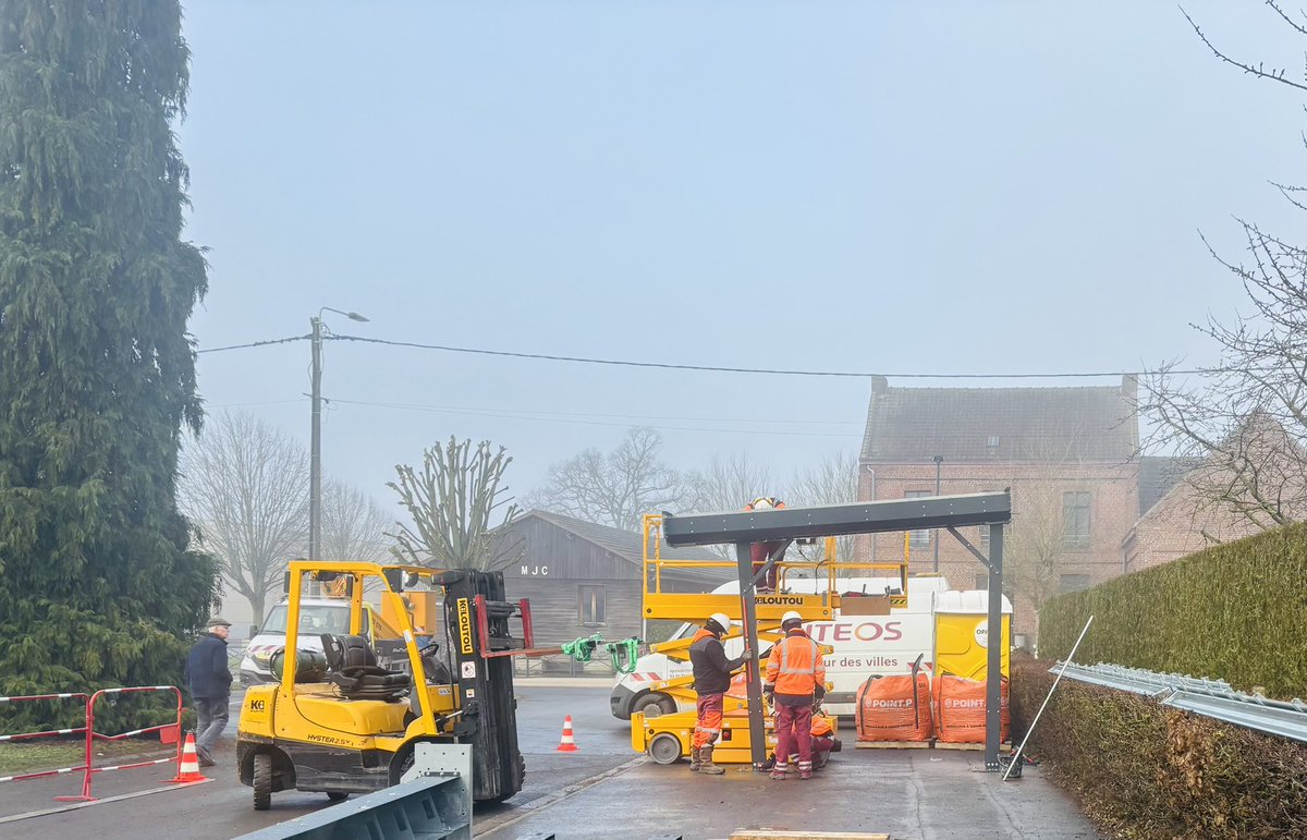 📸chantier de construction de l’ombriere solaire ☀️à #Fleurbaix 
✅l’ombriere permettra de produire de l’électricité localement 
✅ cette électricité sera consommée par les bâtiments publics de la commune 
✅le surplus sera consommé par <a href="/Noreade/">Noreade</a>
☑️un chantier <a href="/EnergieFlandre/">Territoire d’énergie Flandre</a>