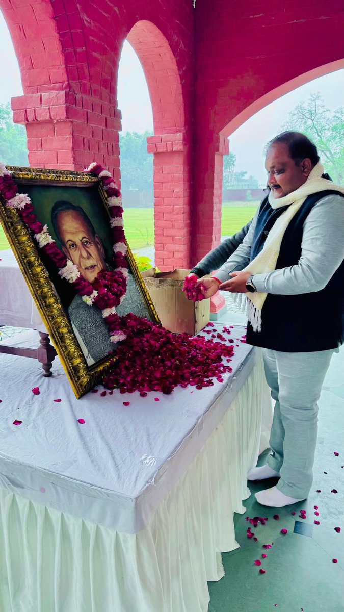 ArvindSingh0136's tweet photo. कुँवर जितेंद्र प्रसाद जी (बाबा साहब) की पुण्यतिथि पर उनके चित्र पर पुष्पांजलि अर्पित कर उन्हें नमन किया।
@JitinPrasada @ArvindSingh0136 https://t.co/UEUvUsW94Z