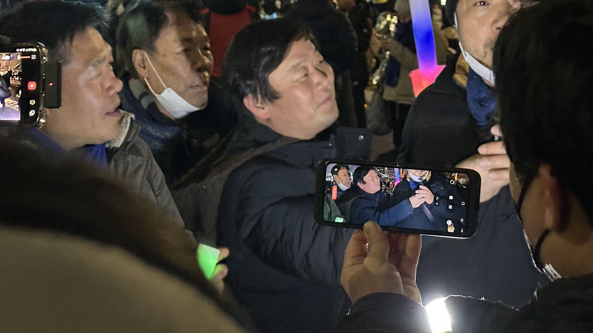 민생경재 연구소 대표님 이시면 방송하시느라 눈코뜰세 없으실텐데도 서결이 탄핵 구속을 위해 서결관저저 앞에서 일인시위를 계속하시고 집회현장에서도 열심이신 민생경재연구소와 안진걸티비에 응원해주시고 후원과 시청도 해주시면 더욱고맙겠읍니다