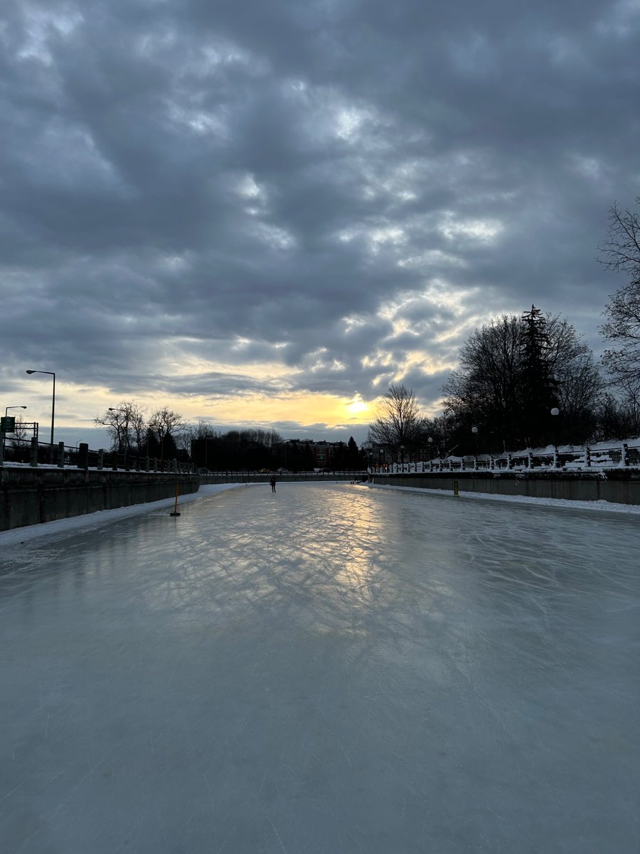 racinen2's tweet image. When I started my job @uOttawa I was excited to one day skate to work along the canal. Today I did it! ⛸️❄️