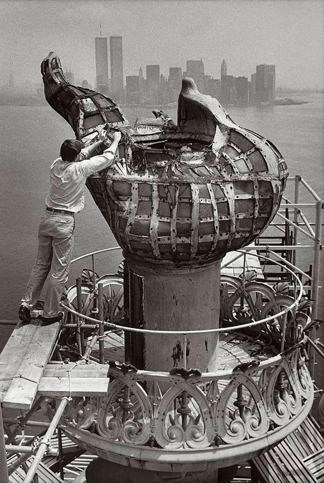 TheEngiNerdLife's tweet photo. Based on context clues, how old would you guess this photo is?
If you guessed older than me, you're wrong. (Photo from 1985)
Who knew the SoL was one of the first uses of curtain wall in the world?
#Construction is cool, tell your friends!
#constructioniscool @KahuaInc https://t.co/WjHA8dhZEY