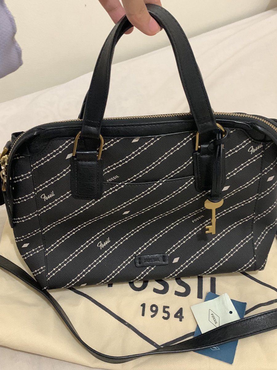 fleuriemiu's tweet image. wts / want to sale preloved bag fossil 
size 28x20x12, very good condition no minus! 
800k ajaa 🖤 
feel free to ask di dm ya!
#prelovedfossil #prelovedbag #taspreloved