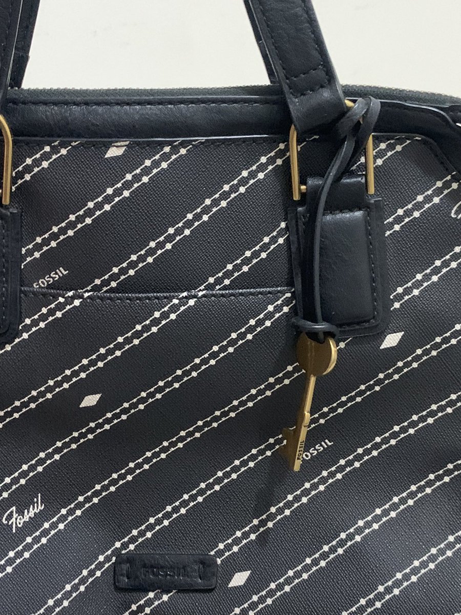 fleuriemiu's tweet image. wts / want to sale preloved bag fossil 
size 28x20x12, very good condition no minus! 
800k ajaa 🖤 
feel free to ask di dm ya!
#prelovedfossil #prelovedbag #taspreloved