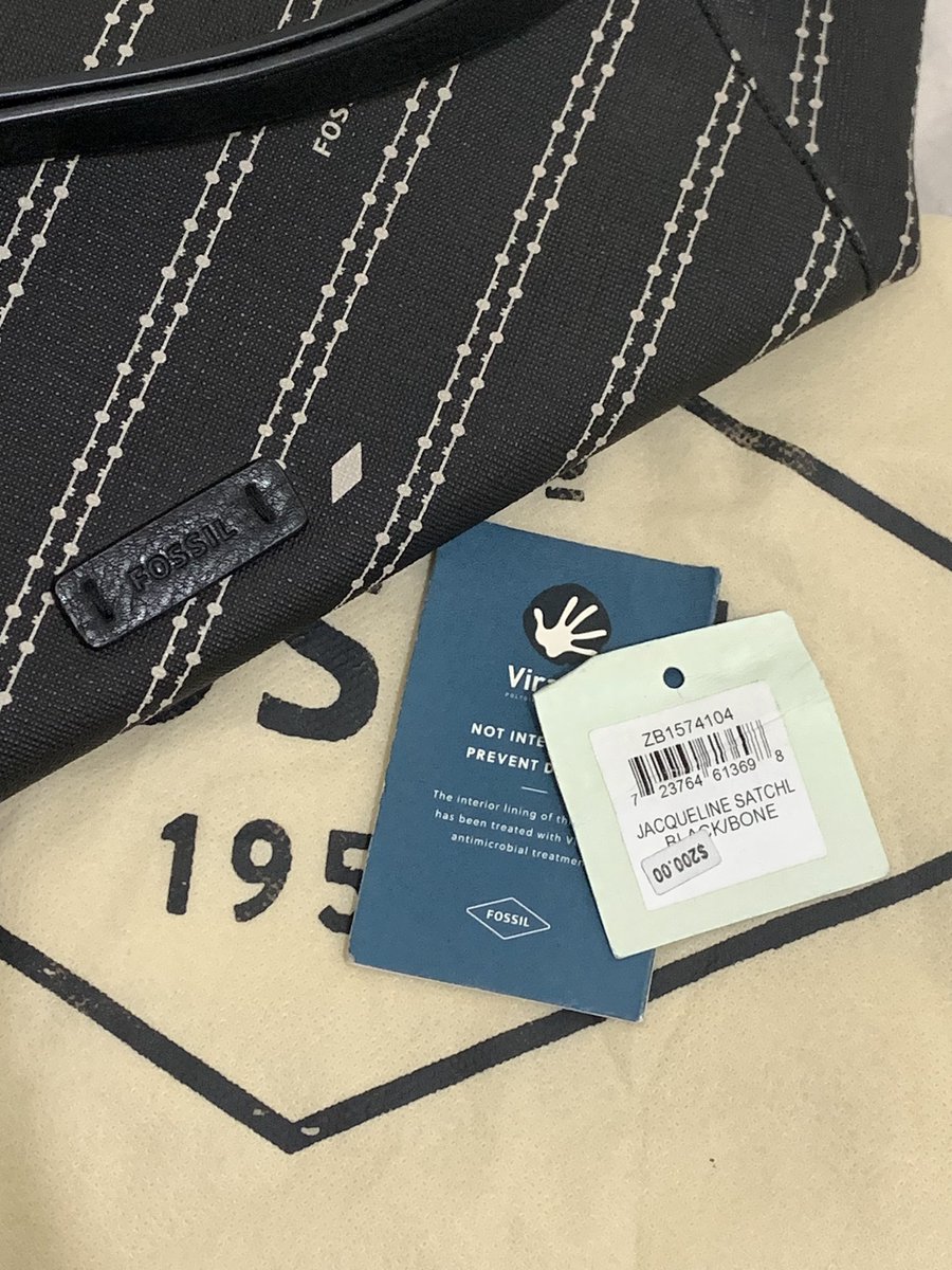 fleuriemiu's tweet image. wts / want to sale preloved bag fossil 
size 28x20x12, very good condition no minus! 
800k ajaa 🖤 
feel free to ask di dm ya!
#prelovedfossil #prelovedbag #taspreloved