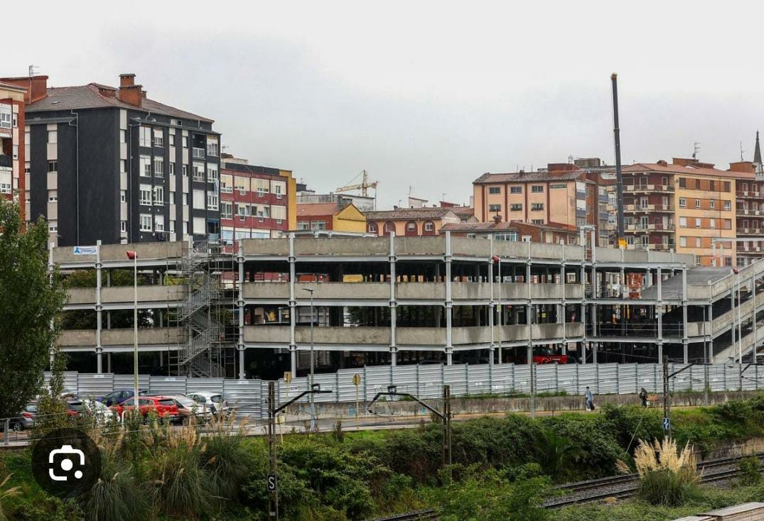 Otra imagen, aún más grosera del aparcamiento de Torrelavega, ejemplo del concejal de urbanismo Manolo Manso. El proyectado en María Amigo tendría una planta más.