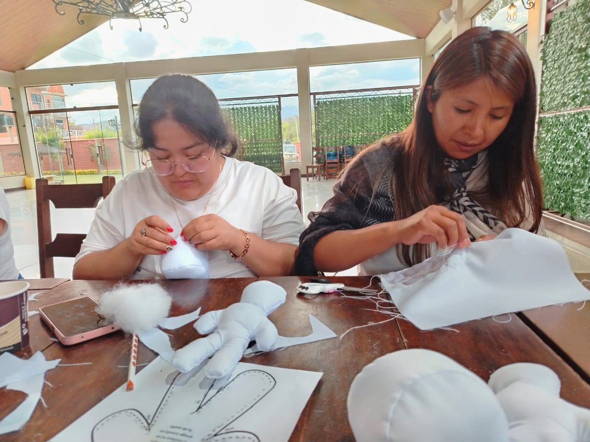 Profesionales de salud y educación de 10 municipios de Chuquisaca se reunieron en un taller para abordar el tema de la detección temprana de niñas y niños con rezago y las estrategias a seguir junto con padres, madres y cuidadores.
#PlanInternational #Chuquisaca #Salud