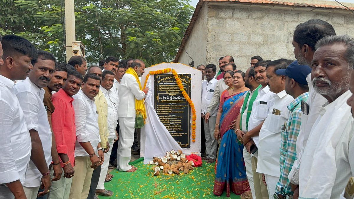aadisrinivasmla's tweet image. రుద్రంగి మండల కేంద్రంలో శంకుస్థాపనల జాతర

2 కోట్ల 3 లక్షలతో పలు అభివృద్ధి పనులకు శ్రీకారం

రాజన్న సిరిసిల్ల జిల్లా రుద్రంగి మండల కేంద్రంతోపాటు ఉమ్మడి మానాల పరిధిలో 2 కోట్ల 03 లక్షలతో నూతన సీసీ రోడ్లు, సైడ్ డ్రైన్ ల నిర్మాణానికి గురువారం తెలంగాణ రాష్ట్ర ప్రభుత్వ విప్, వేములవాడ…