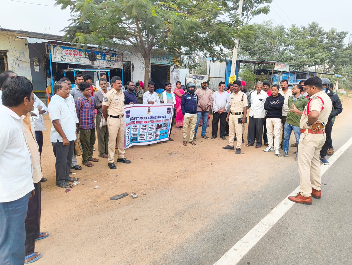 జాతీయ రోడ్డు భద్రత మాసోత్సవాల సందర్భంగా ఈరోజు చేర్యాల ఎస్ఐ నిరేష్, సిబ్బందితో కలిసి మద్దూర్ ఎక్స్ రోడ్ ముస్త్యాల వద్ద వాహనదారులకు ప్రయాణికులకు ప్రజలకు ఆటో డ్రైవర్లకు ట్రాఫిక్ నిబంధనలు రోడ్డు నిబంధనల గురించి అవగాహన కల్పించారు. <a href="/siddipetcp/">Siddipet Police Commissionerate</a>