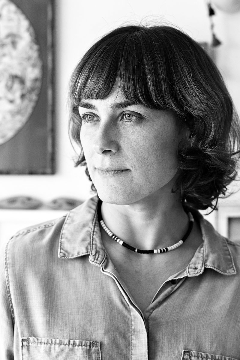 'Oposición', la nueva novela de Sara Mesa, estará en librerías el próximo 5 de marzo. Por el momento, desvelamos su portada. 📎📝