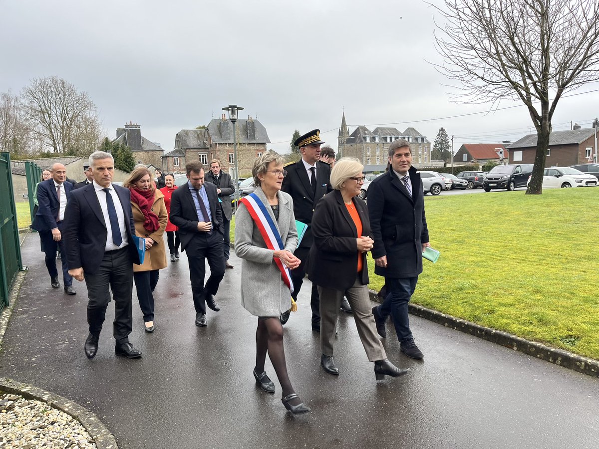 Après Flers, la ministre du Travail et de la Santé Catherine Vautrin arrive à Tinchebray, accueillie par de nombreux élus et anciens élus du secteur. Sa visite à suivre ici ⬇️
