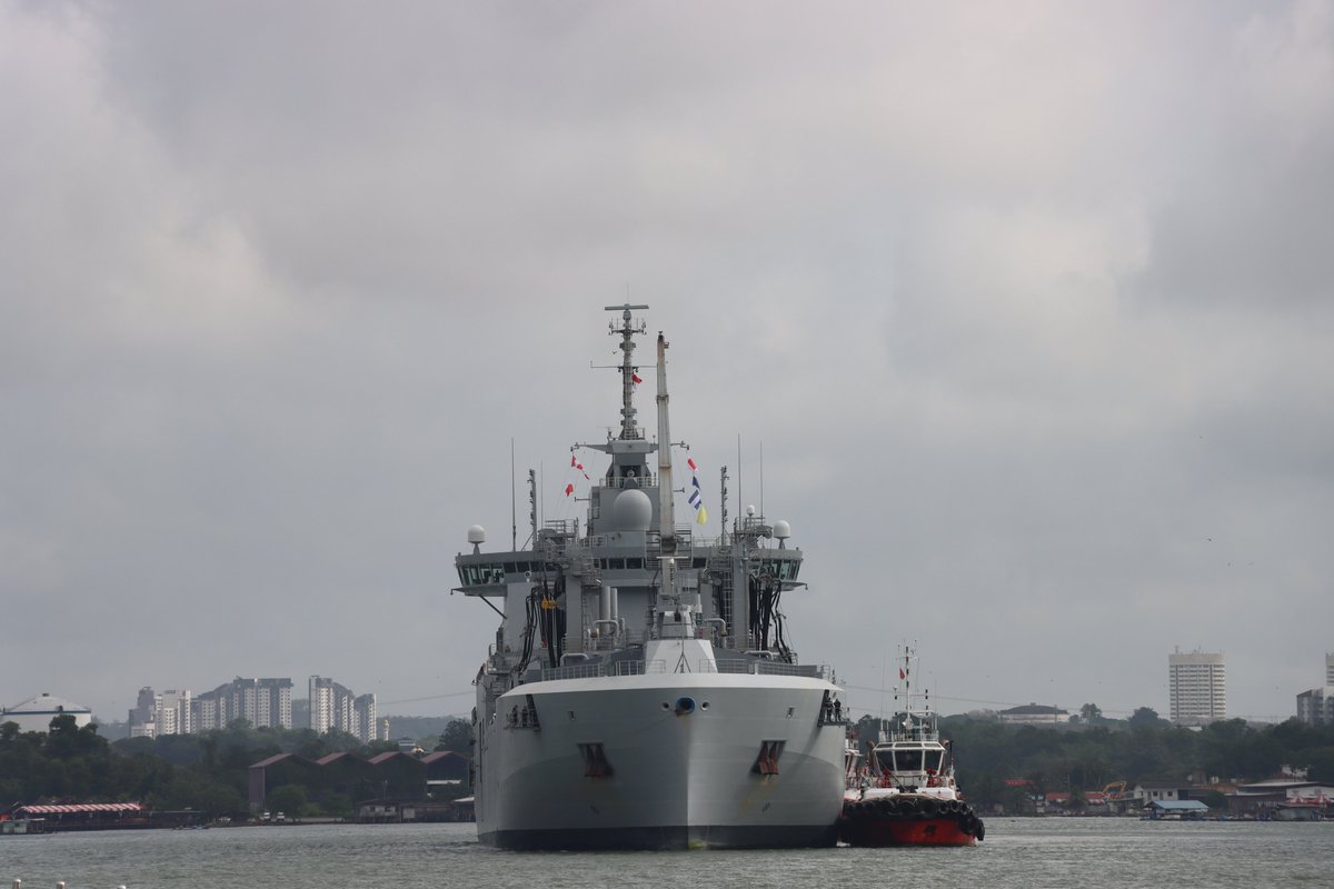 French_CSG's tweet photo. #CLEMENCEAU25 Accostage à Singapour du bâtiment ravitailleur de forces 🇫🇷 Jacques Chevallier pour une escale logistique. Une première en Asie !
Merci à 🇸🇬 pour le soutien qui permet au BRF de ravitailler le #French_CSG et garantir la continuité des opérations en mer. https://t.co/lpKF0HWJhM