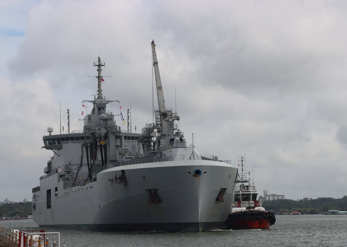 French_CSG's tweet photo. #CLEMENCEAU25 The 🇫🇷 supply ship Jacques Chevallier docks in Singapore for a logistical stopover. It’s a first in Asia.
Thanks to 🇸🇬 for his support enabling the supply ship to refuel the #French_CSG and to ensure operations at sea. https://t.co/tfQjvAziJM