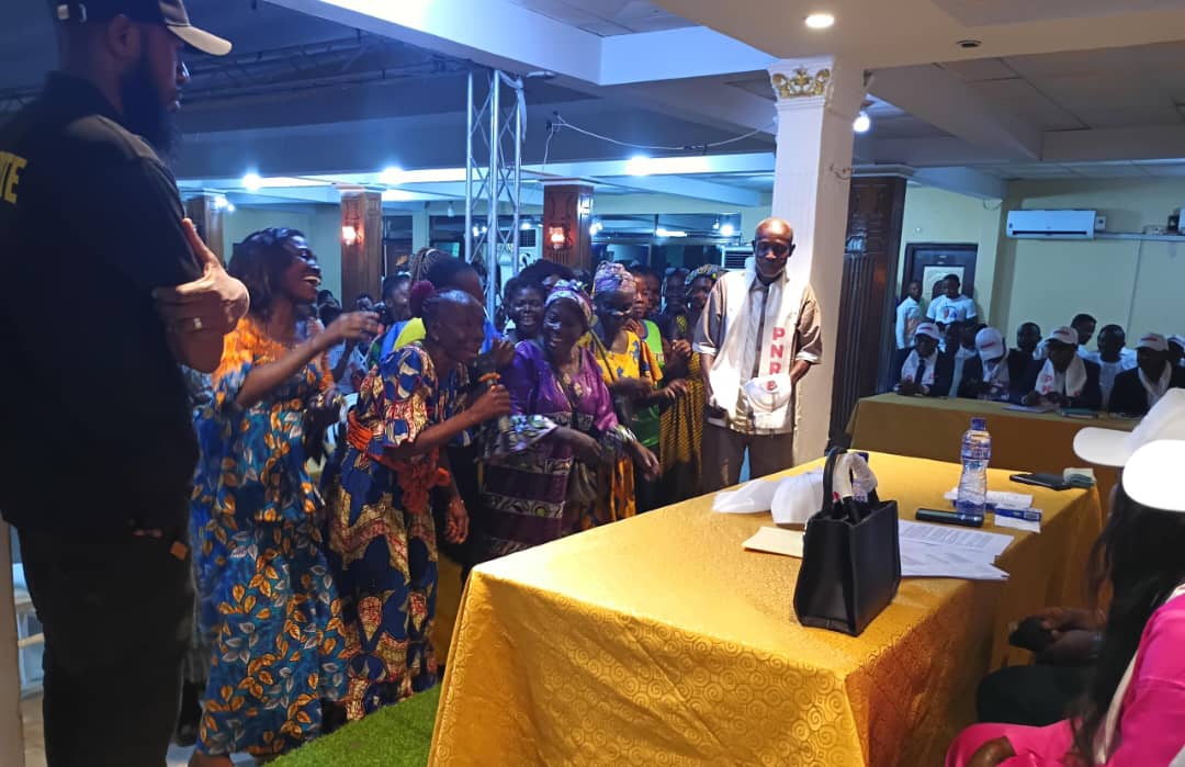 acprdcongo's tweet photo. #RDC : "Chères congressistes, c'est une occasion pour moi de rendre hommage à un formateur, à un papa, à une personnalité politique qui a su conduire notre parti depuis plus de 35 ans. En prennant la tête de ce grand parti, je vous rassure que je me battrais pour redynamiser le parti pour qu'il soit au centre de la vie politique Congolaise. Nous avons des valeurs, des idées à donner pour que le pays avance", a déclaré jeudi à  Kinshasa, Ali Kwetukadila, nouveau président de la formation politique Parti national du renouveau pour le développement (#PNRD), lors du congrès extraordinaire de cette formation politique membre de la plateforme au pouvoir : "Union sacrée de la nation".
Découvrez d'autres informations sur notre site web : https://t.co/tGEWJ2Bgzn