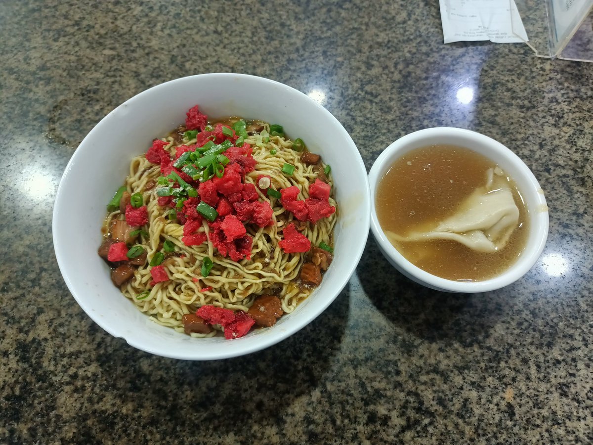 お昼は、豚ラーメン大盛り🫠🍜。いつも混んでいるのに、今日は空いておりました。10%くらい値上がりしたことが原因かも。。色々値上がりしてますね🥲