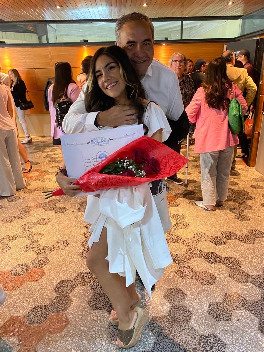 fidelsenador's tweet photo. El día q te titulaste de periodista gozabas de felicidad por habernos dado esa alegría. Hoy solo pido a dios q sean errores los cometidos en su ruta y q aparecerán todos bien. 
Gracias a las miles de personas q con su aliento permiten seguir en pie. Gracias a las policías por lo q han hecho, como lo hacen siempre cuando no se sabe el paradero de alguien.