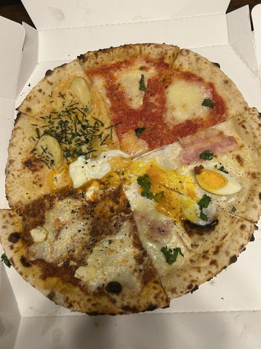 yas69sugar's tweet photo. 今年初キッチンカーで薪窯窯ピザを販売しているPortareさんのピザ
ボロネーゼピザが個人的にヒット!
いつも美味しいピザを有難う御座います。最高☆
#Portare
#キッチンカー窯焼きピザ
#portarepizza
#portare
#マルゲリータ
#明太子とポテト
#ボロネーゼ
#半熟たまごのカルボナーラ
#窯焼きポテト https://t.co/VHaDML9AWF